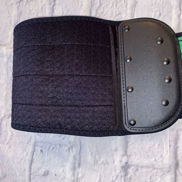 Mueller green adjustable around the waist back support green and black - Picture 4 of 6